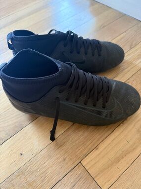 Nike boys  High-Top Soccer/Training Shoes
